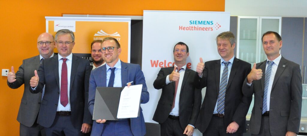 The picture shows the representatives of the cooperating parties in Erlangen. They present the signed LoI.
